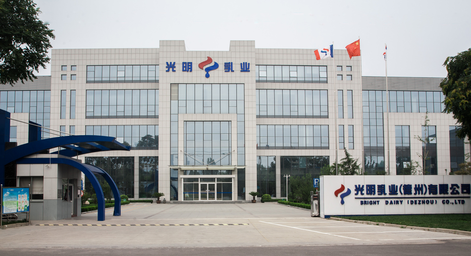 建筑旁的路上行驶

描述已自动生成